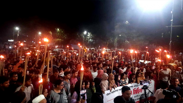 রাষ্ট্রপতির পদত্যাগ ও ছাত্রলীগ নিষিদ্ধের দাবিতে ঢাবিতে মশাল মিছিল